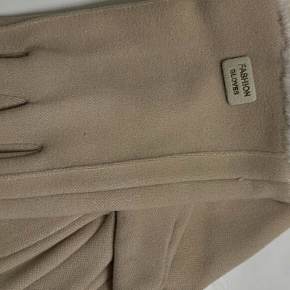 Beige Winter Gloves with Faux Fur Cuffs — Touchscreen Friendly - Picture 4 of 4